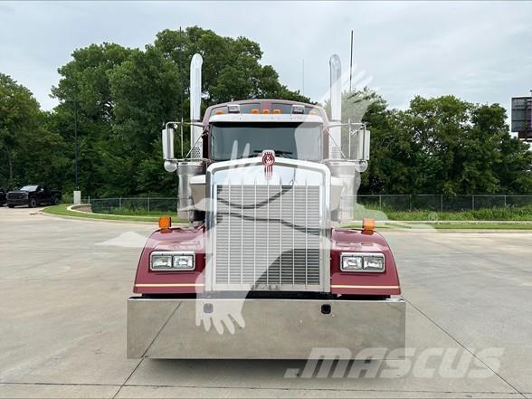 Kenworth W900L Conventional Trucks / Tractor Trucks