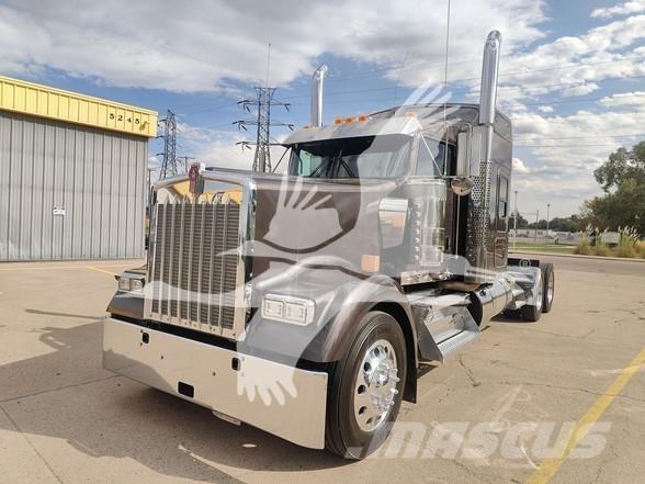 Kenworth W900L Conventional Trucks / Tractor Trucks