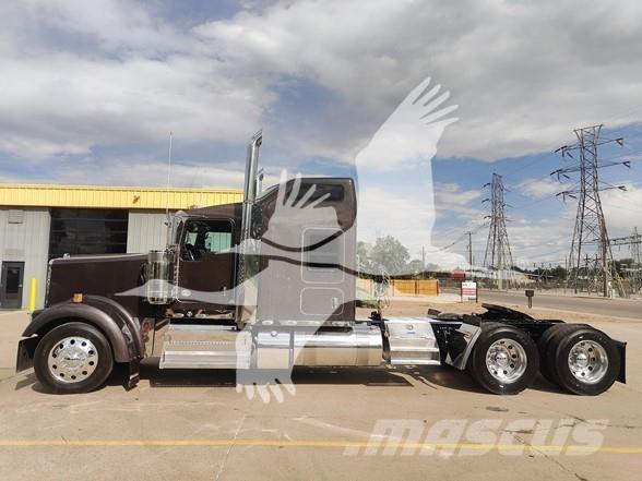 Kenworth W900L Conventional Trucks / Tractor Trucks