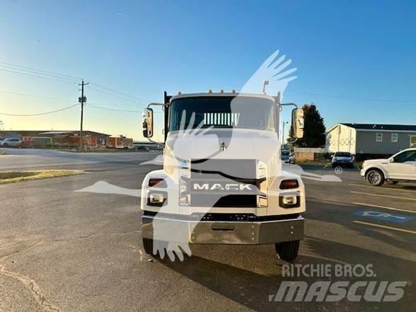 Mack MD6 Flatbed Trucks