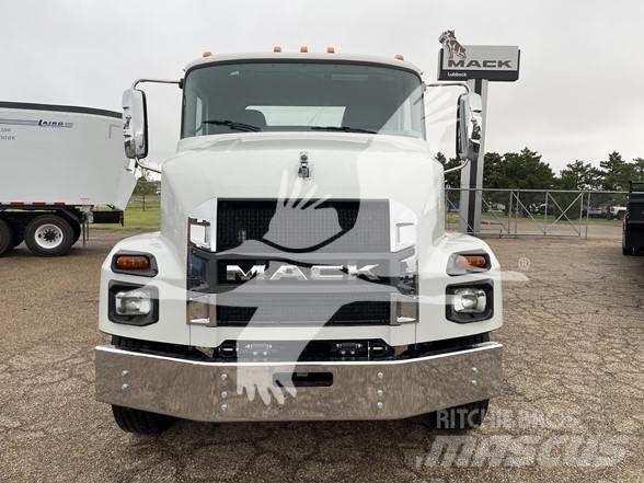 Mack MD6 Flatbed Trucks