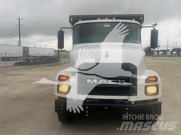 Mack MD6 Dump Trucks