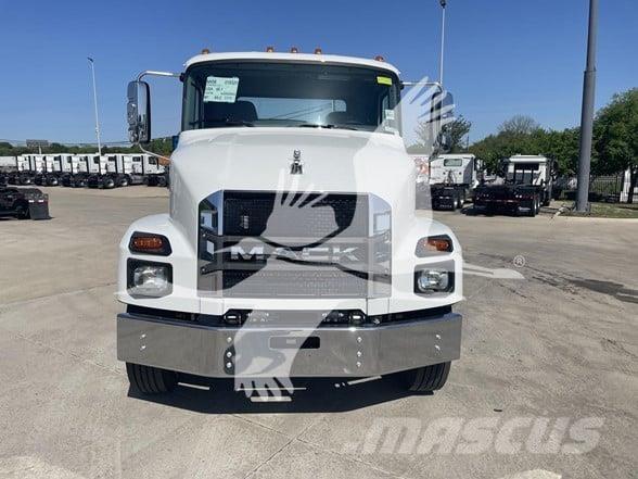 Mack MD6 Conventional Trucks / Tractor Trucks