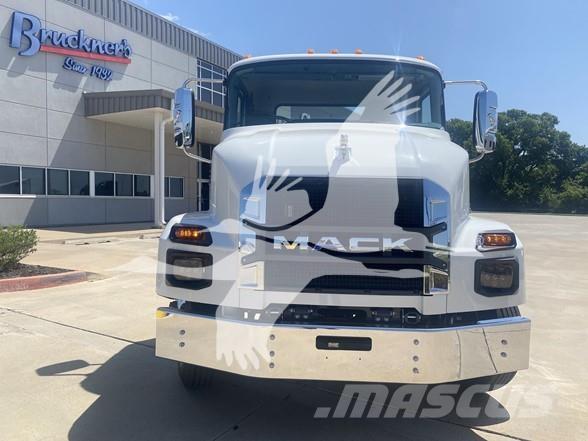 Mack MD6 Cab & Chassis Trucks