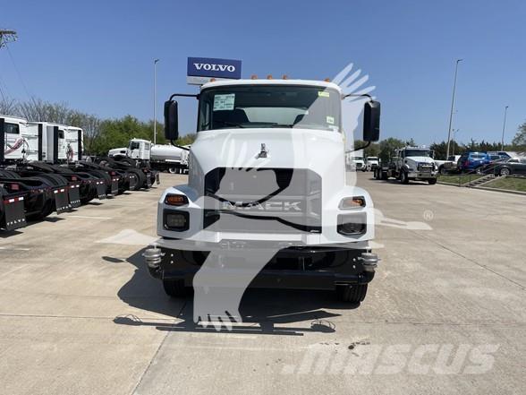 Mack MD7 Tank Trucks