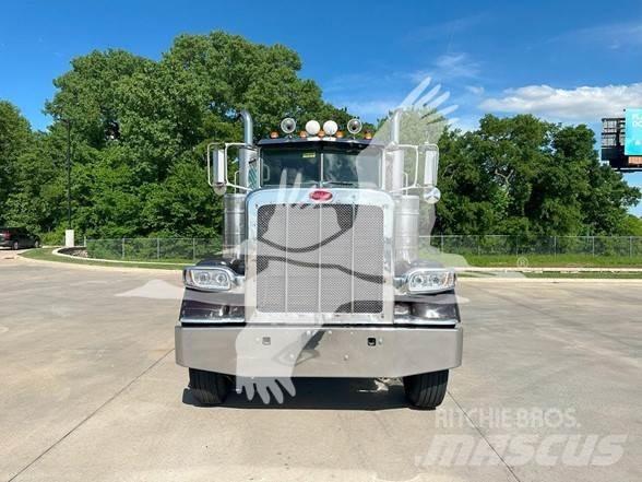 Peterbilt 388 Conventional Trucks / Tractor Trucks