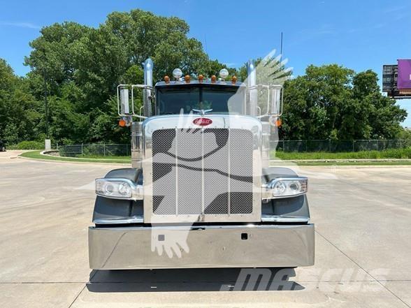 Peterbilt 389 Conventional Trucks / Tractor Trucks