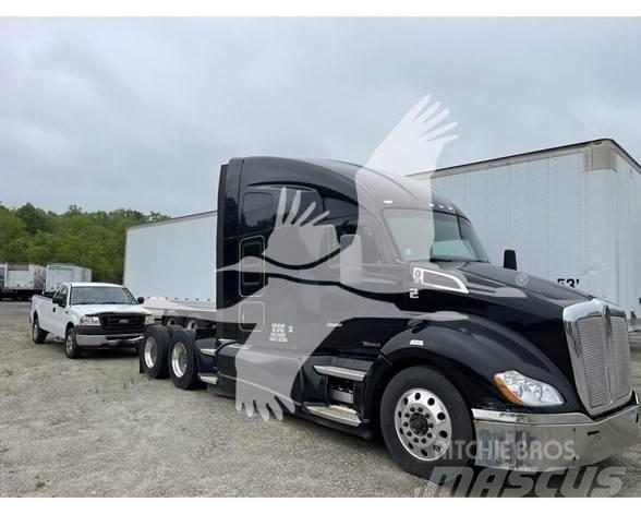 Kenworth T680 Conventional Trucks / Tractor Trucks
