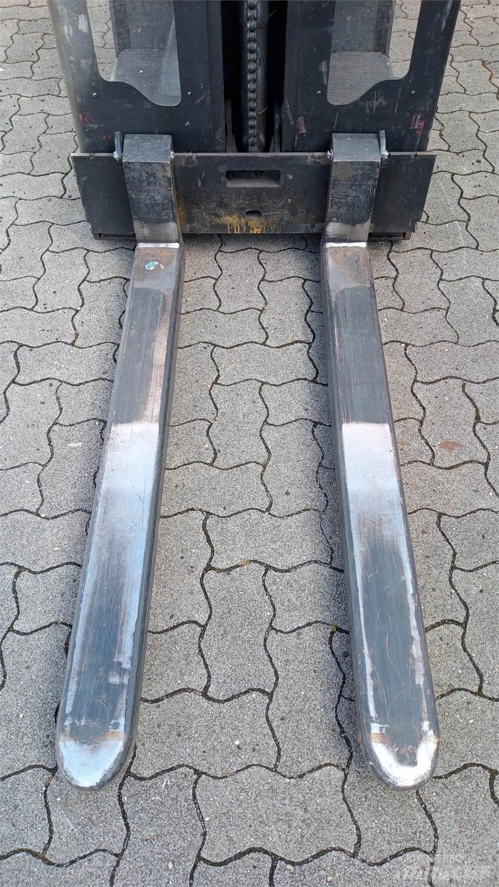 Toyota OSE100 Low lifter with platform