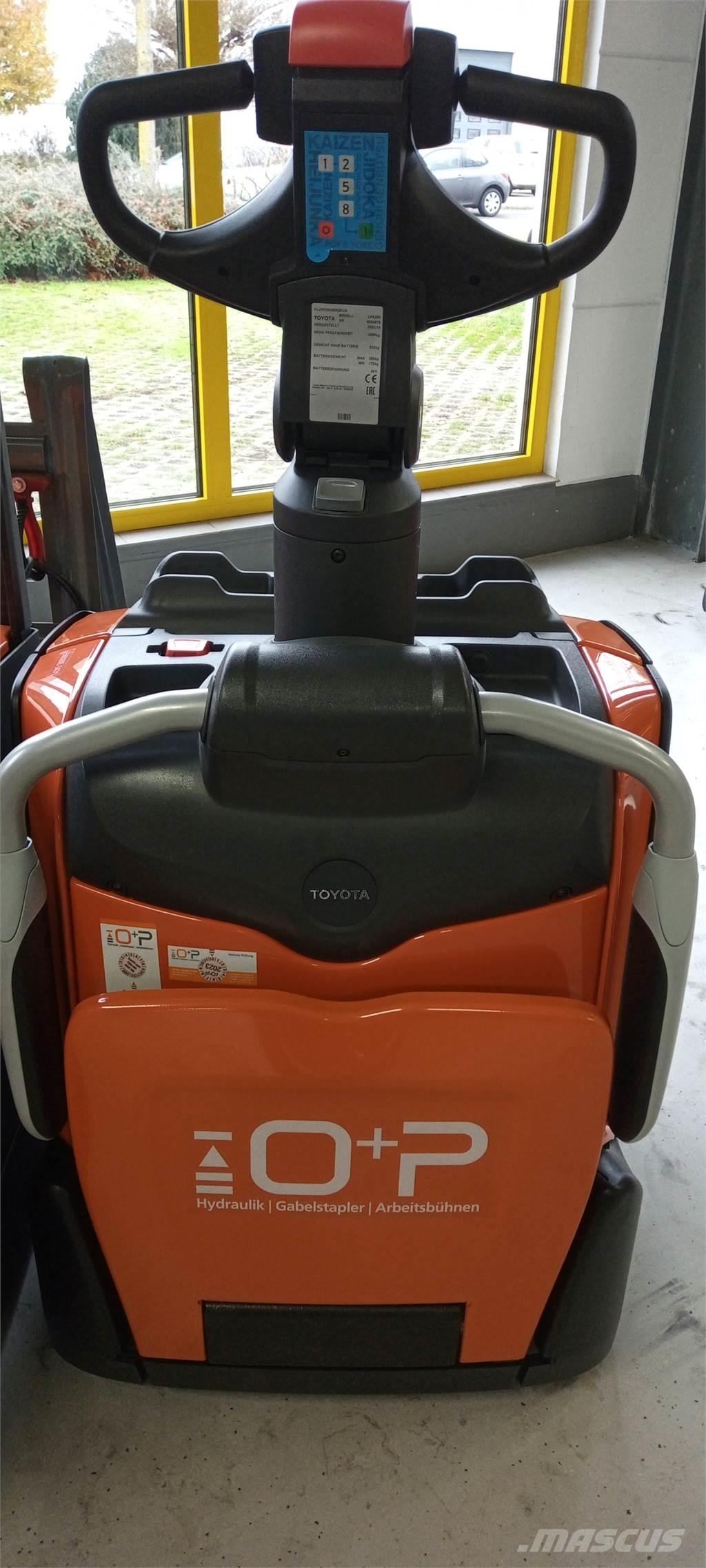 Toyota LPE200 Low lifter