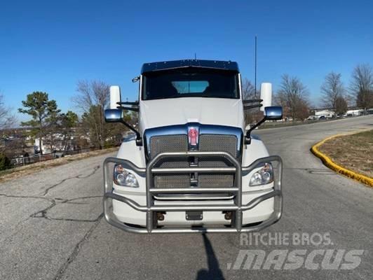 Kenworth T 680 Conventional Trucks / Tractor Trucks
