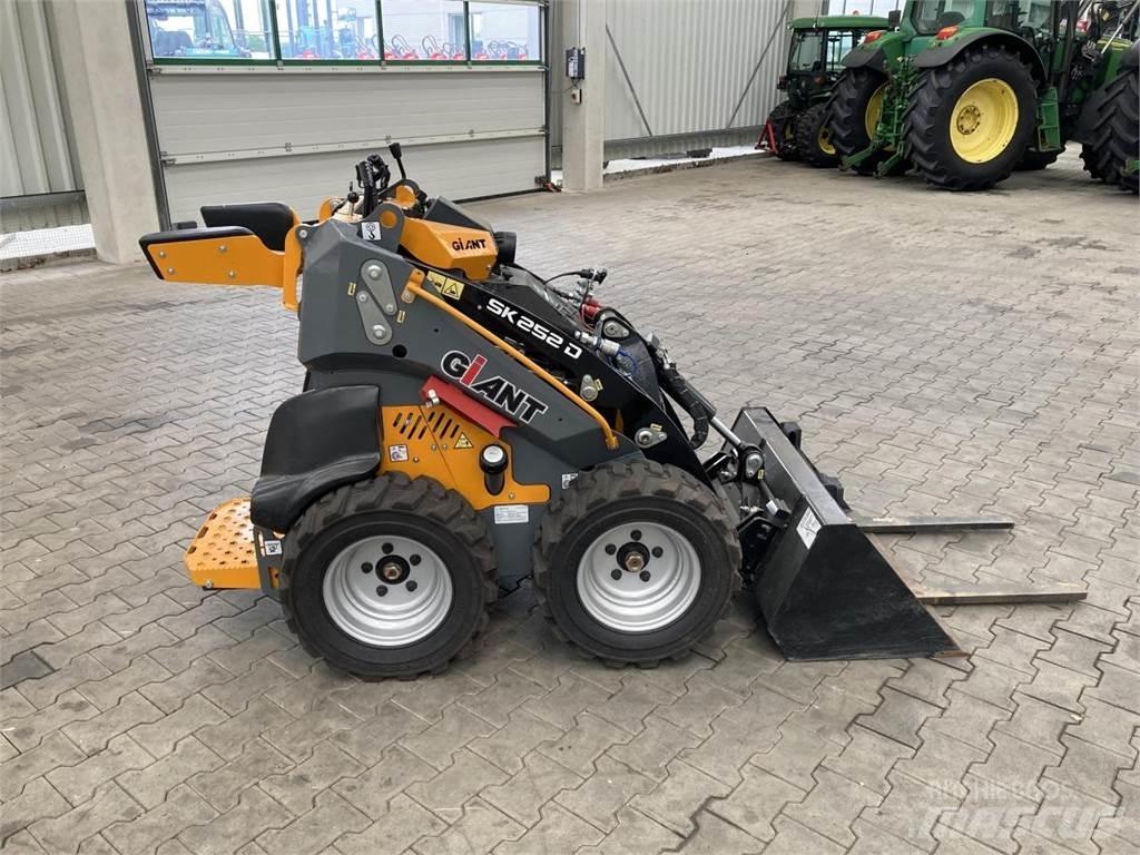 GiANT SK 252D Mini Loader