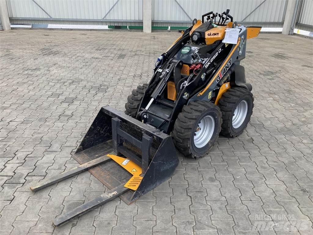 GiANT SK 252D Mini Loader