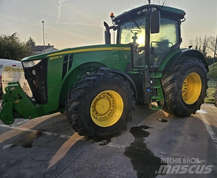 John Deere 8320 R Tractors
