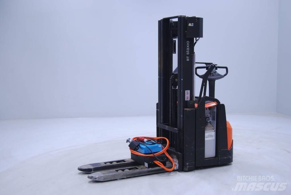 Toyota SWE160L Pedestrian stacker