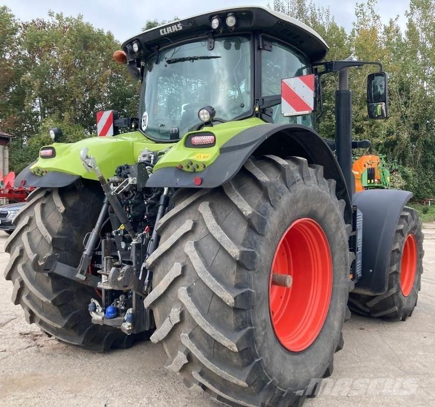 CLAAS Axion 810 Tractors