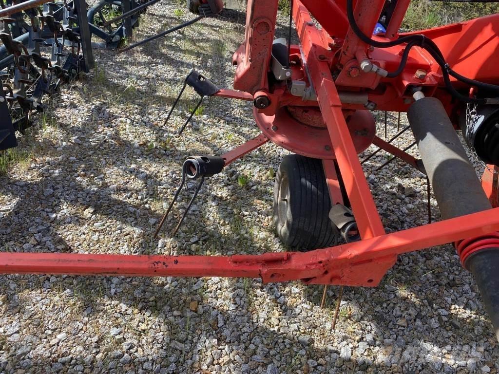 Kuhn GF8702 Rakes and tedders