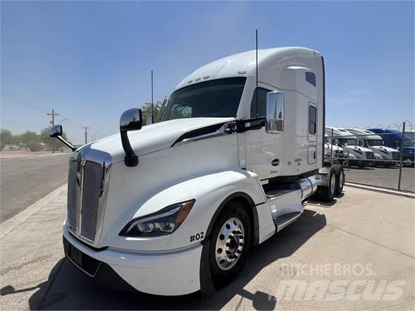 Kenworth T680 Conventional Trucks / Tractor Trucks
