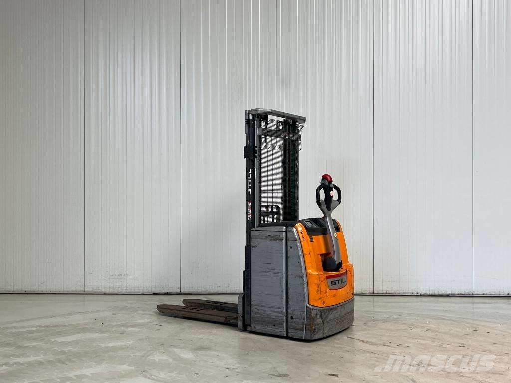Still EXV16 Pedestrian stacker