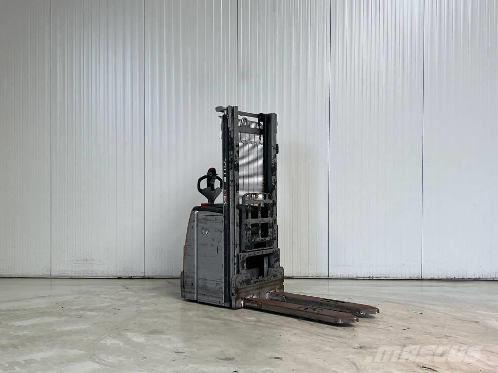 Still EXV16 Pedestrian stacker