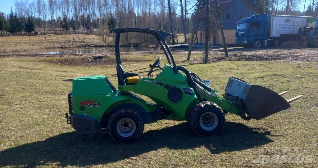 Avant 745 Mini Loader