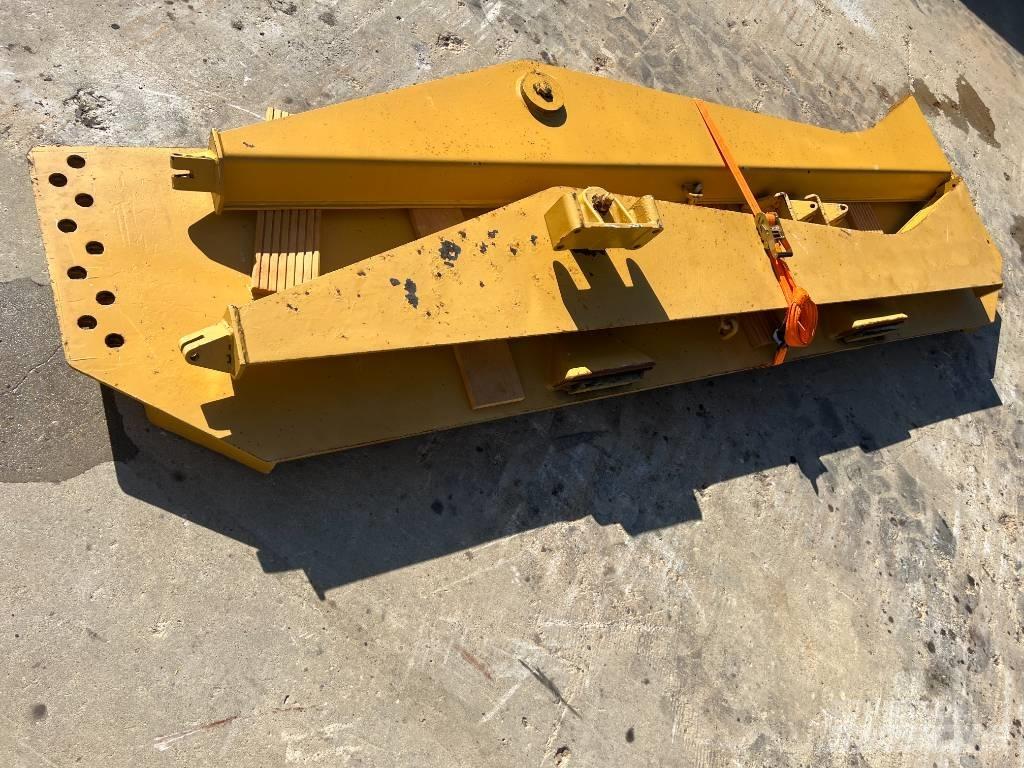 CAT 735 Tailgates