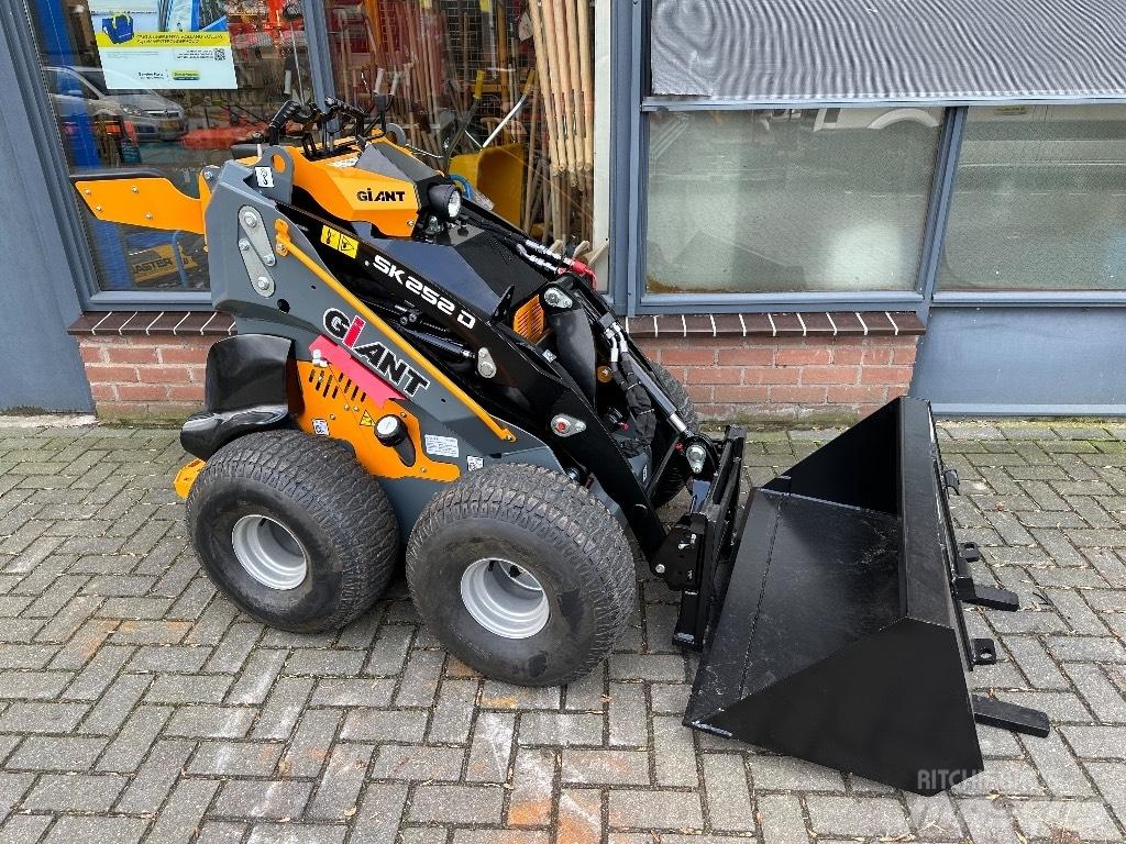 GiANT SK252D Multi purpose loaders