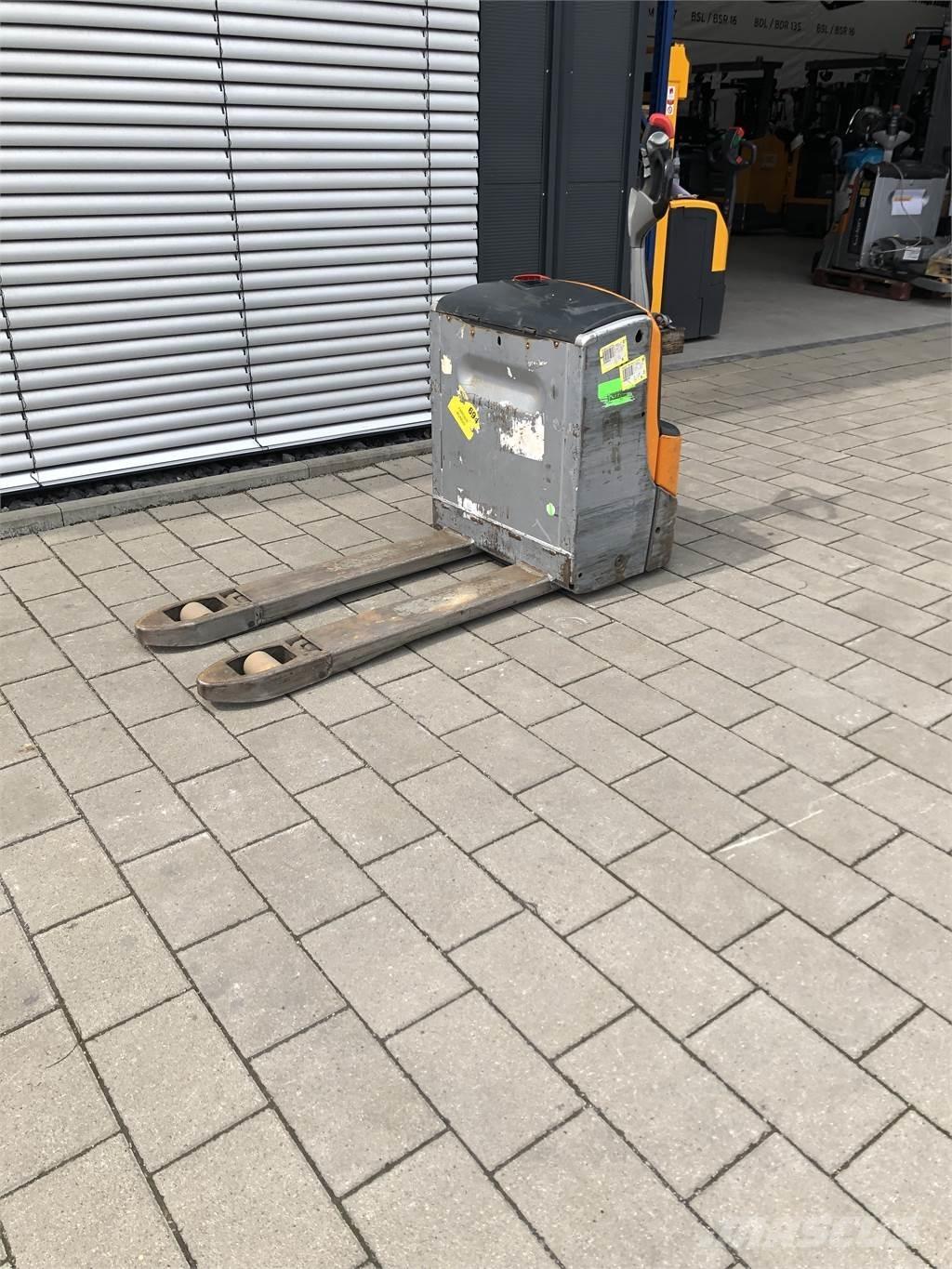 Still EXU16 Low lifter