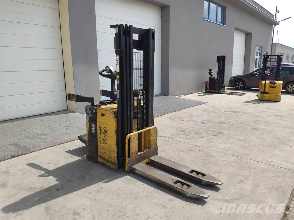 Yale MS15X IL Self Propelled Stackers