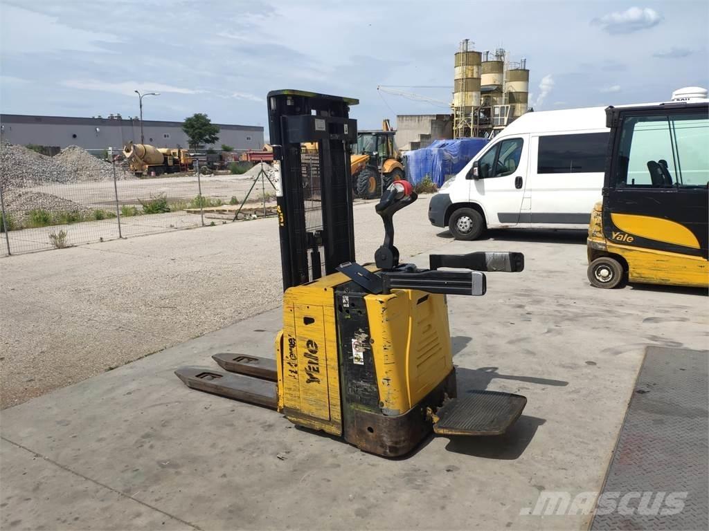 Yale MS15X IL Self Propelled Stackers