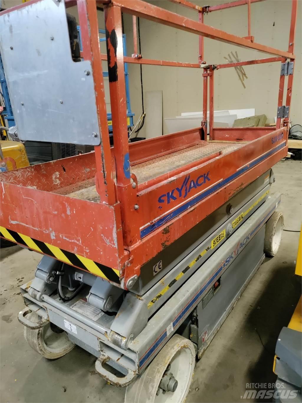 SkyJack SJ3220 Scissor Lifts