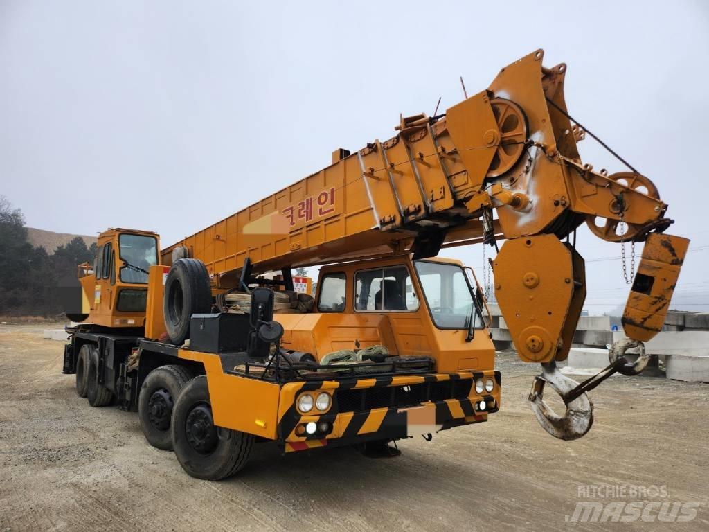 Hyundai HC 50 Mobile and all terrain cranes