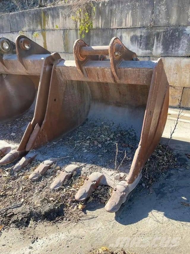 Komatsu PC 400 Crawler Excavators