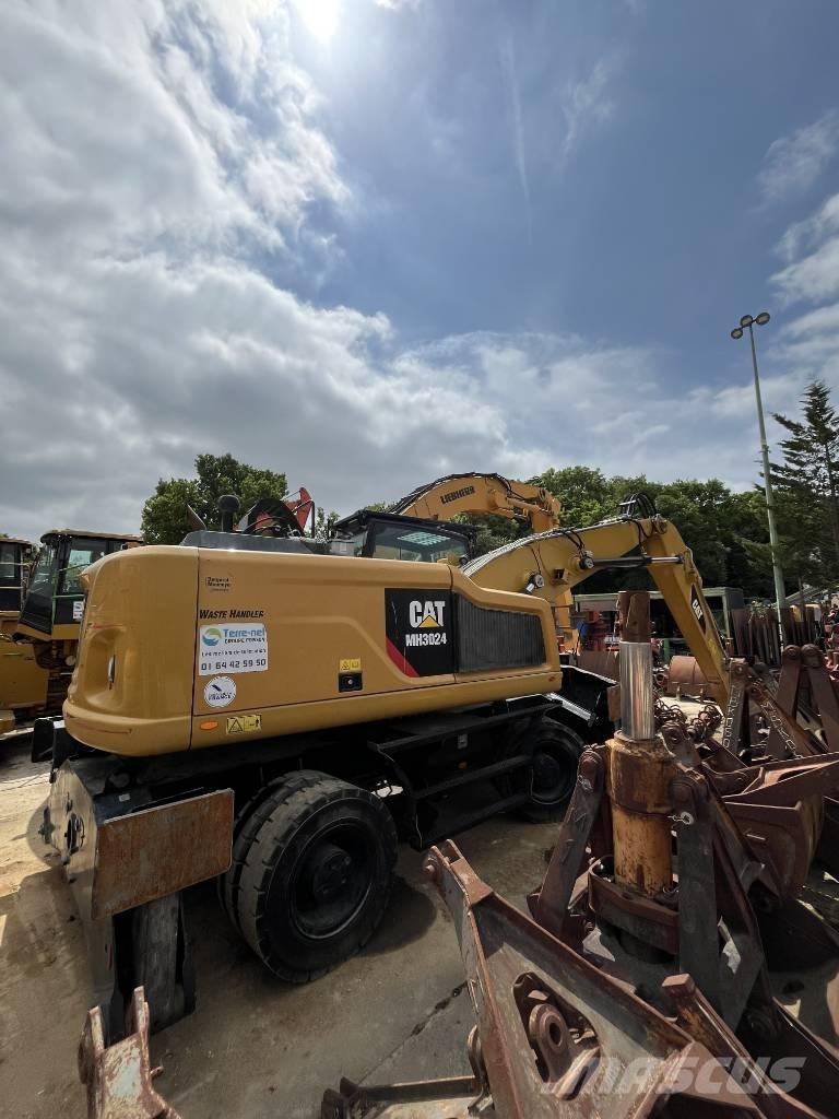 CAT MH 3022 Wheeled Excavators