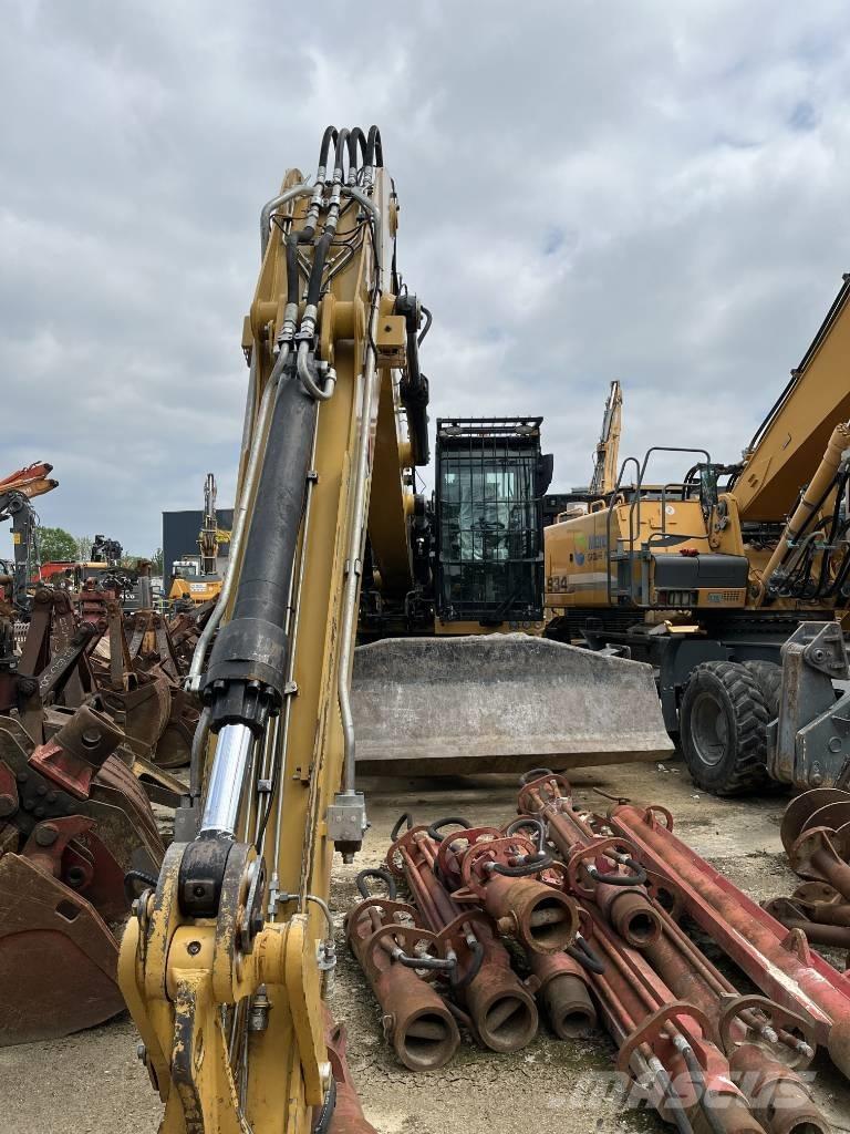 CAT MH 3022 Wheeled Excavators
