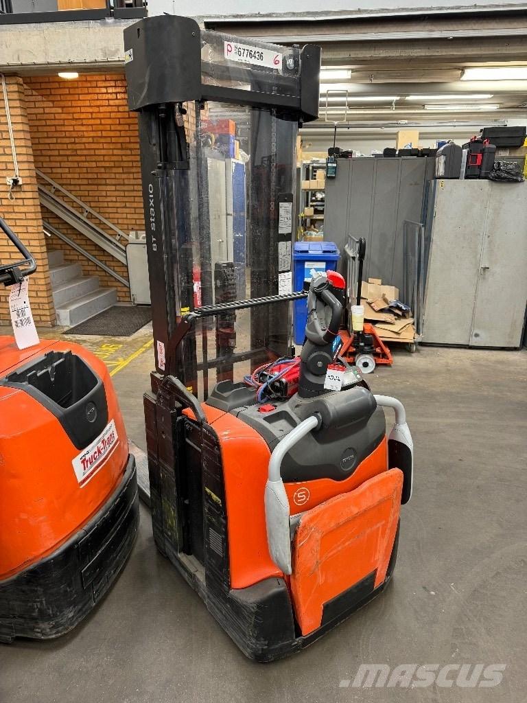 Toyota SPE140L Pedestrian stacker