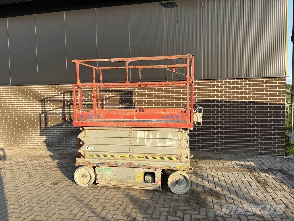 SkyJack 3246 Scissor Lifts