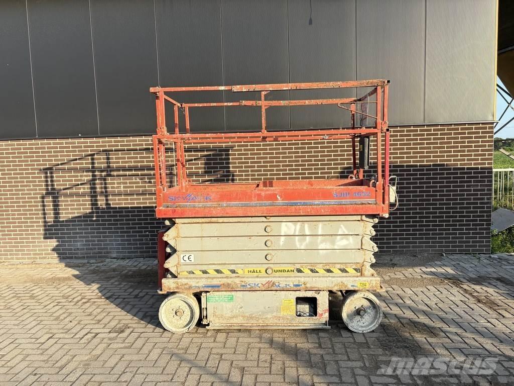 SkyJack 3246 Scissor Lifts