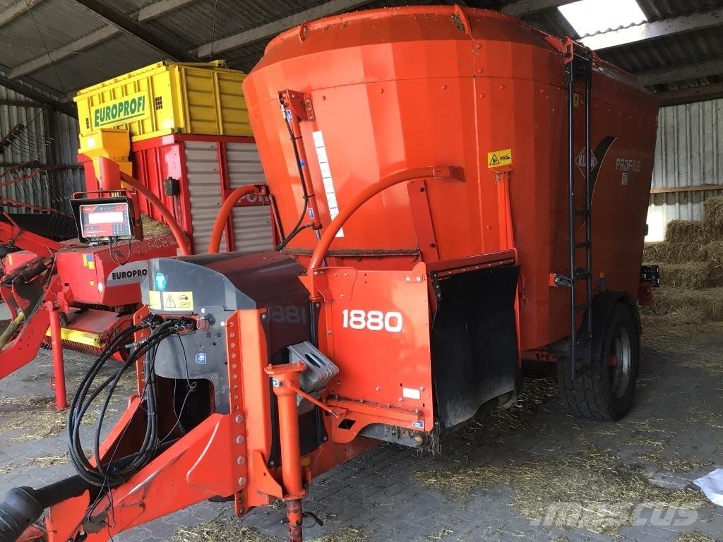 Kuhn Profile 1880 Mixer feeders