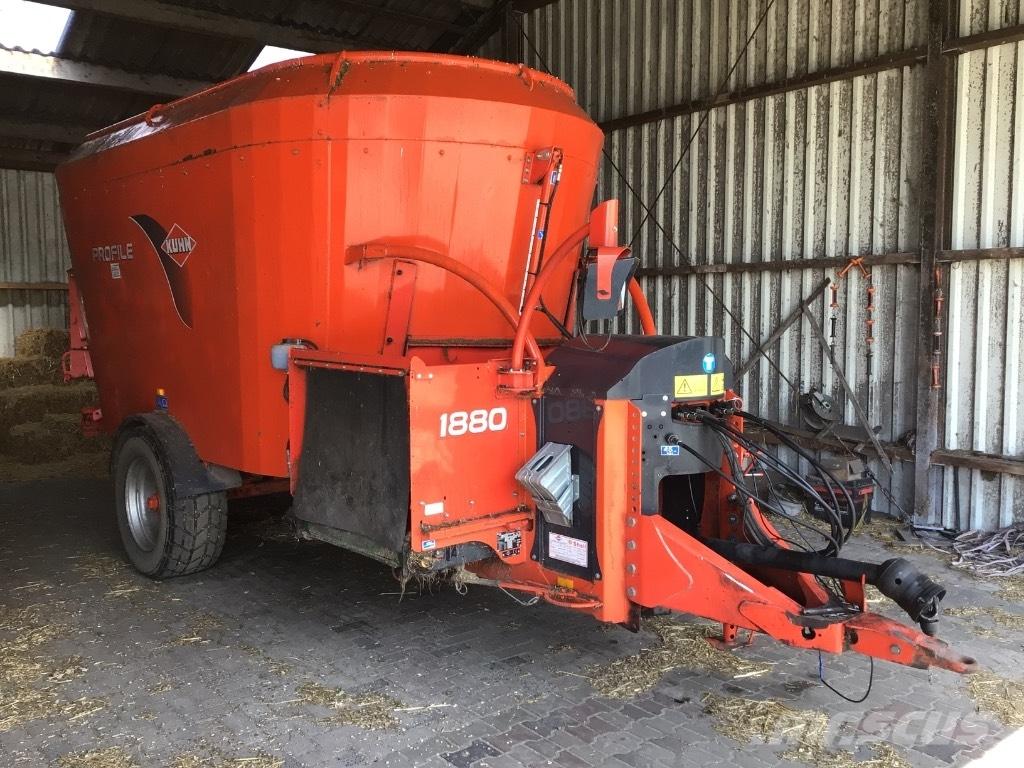 Kuhn Profile 1880 Mixer feeders