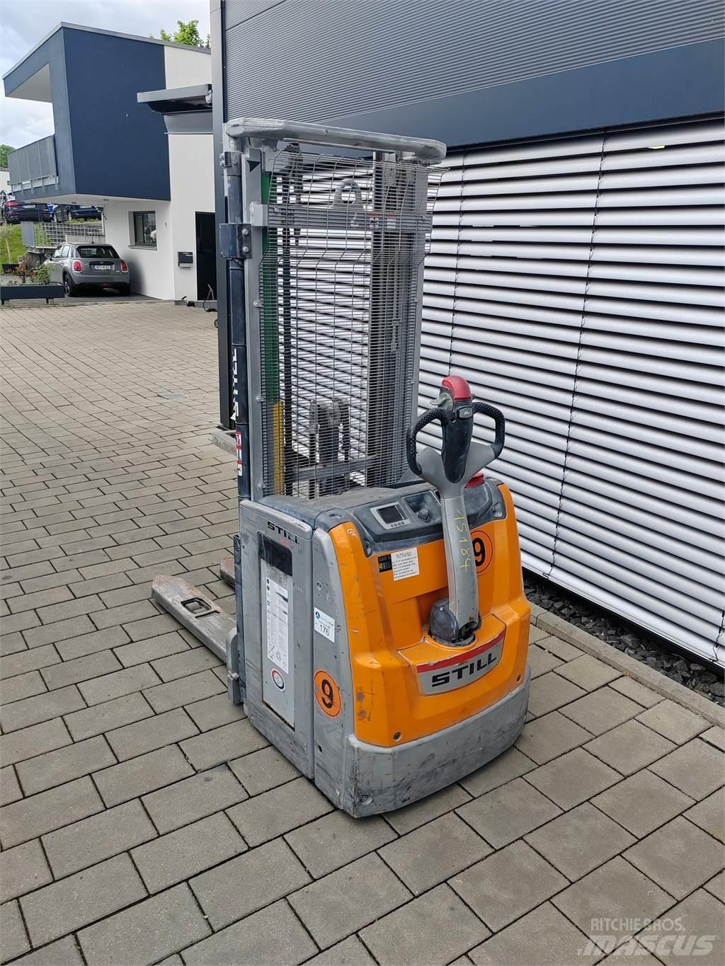 Still EXV 16 Pedestrian stacker