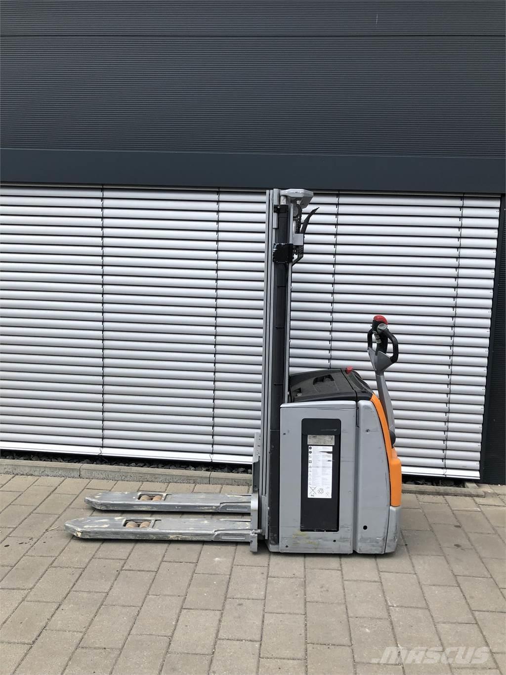 Still EXV 16 Pedestrian stacker