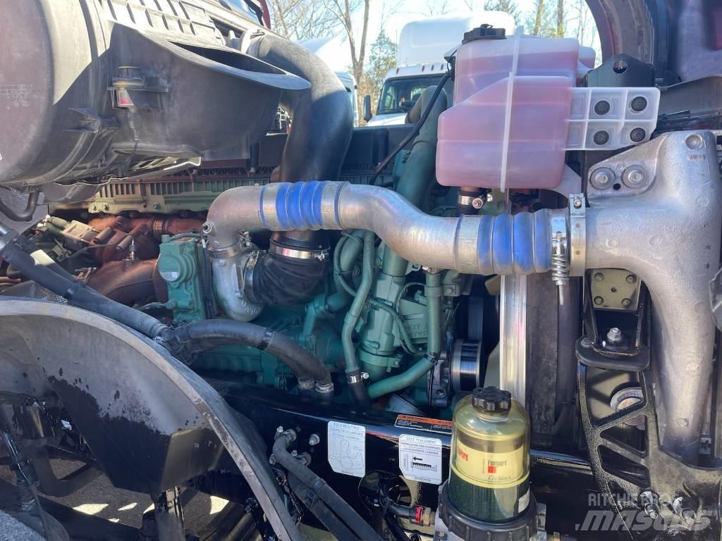 Volvo VNL64T300 Conventional Trucks / Tractor Trucks