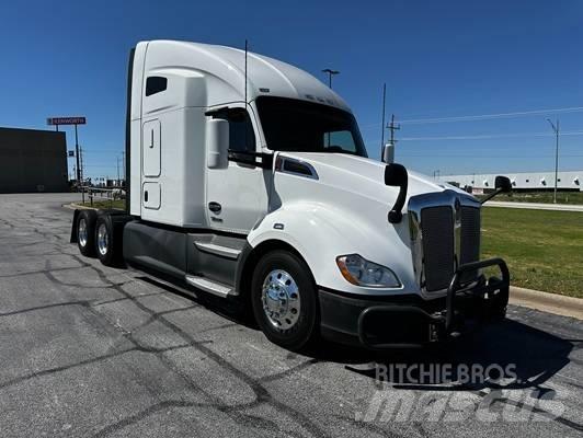 Kenworth T 680 Conventional Trucks / Tractor Trucks
