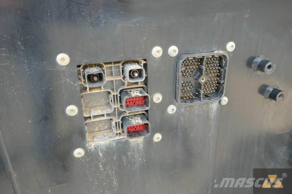 CAT 352F Cab Cabins and interior
