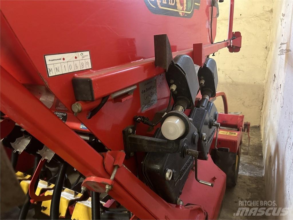 Väderstad Rapid400C Farm Drills