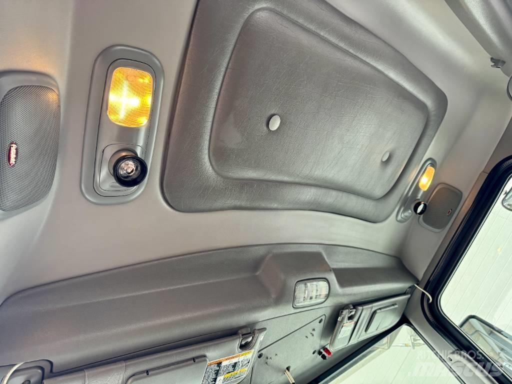 Peterbilt 389 Conventional Trucks / Tractor Trucks