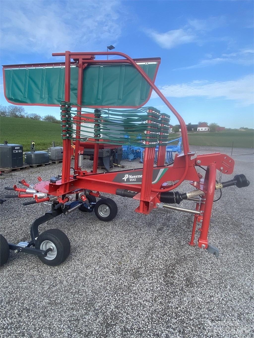 Kverneland 9542 Windrowers