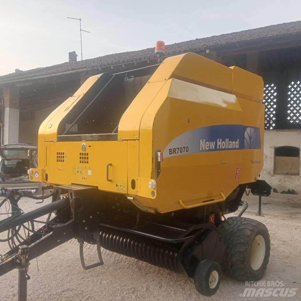 New Holland BR 7070 Round Balers