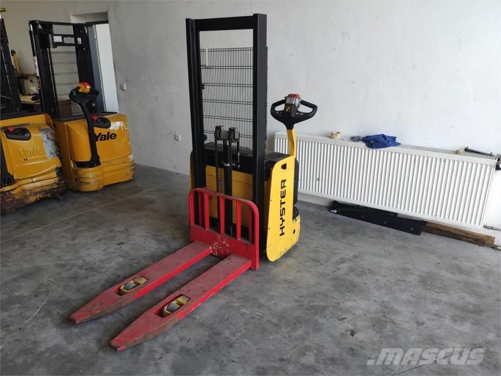 Hyster S1.0E Self Propelled Stackers
